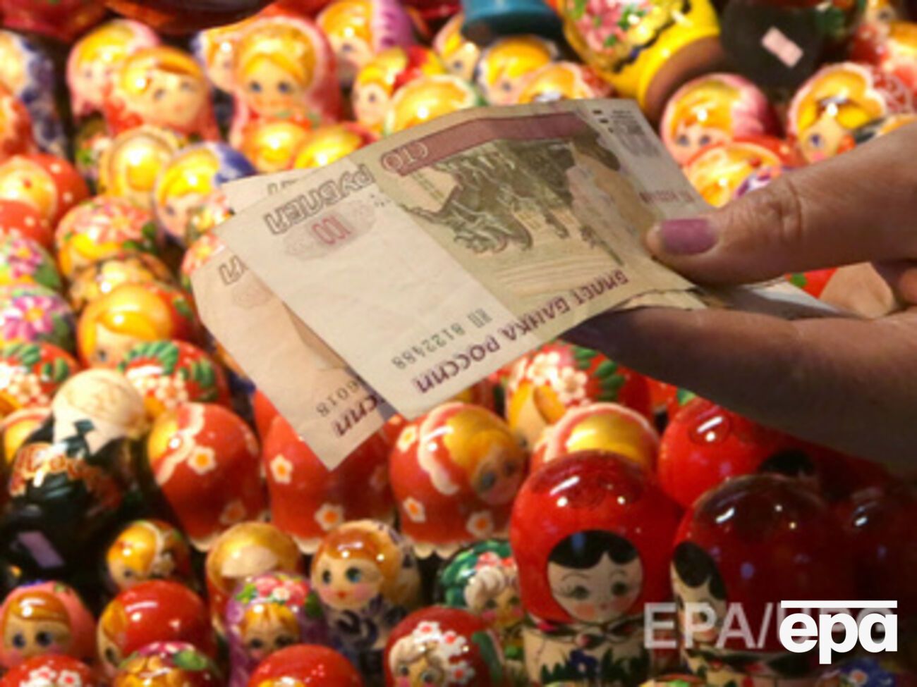 Российская валюта продолжает падать