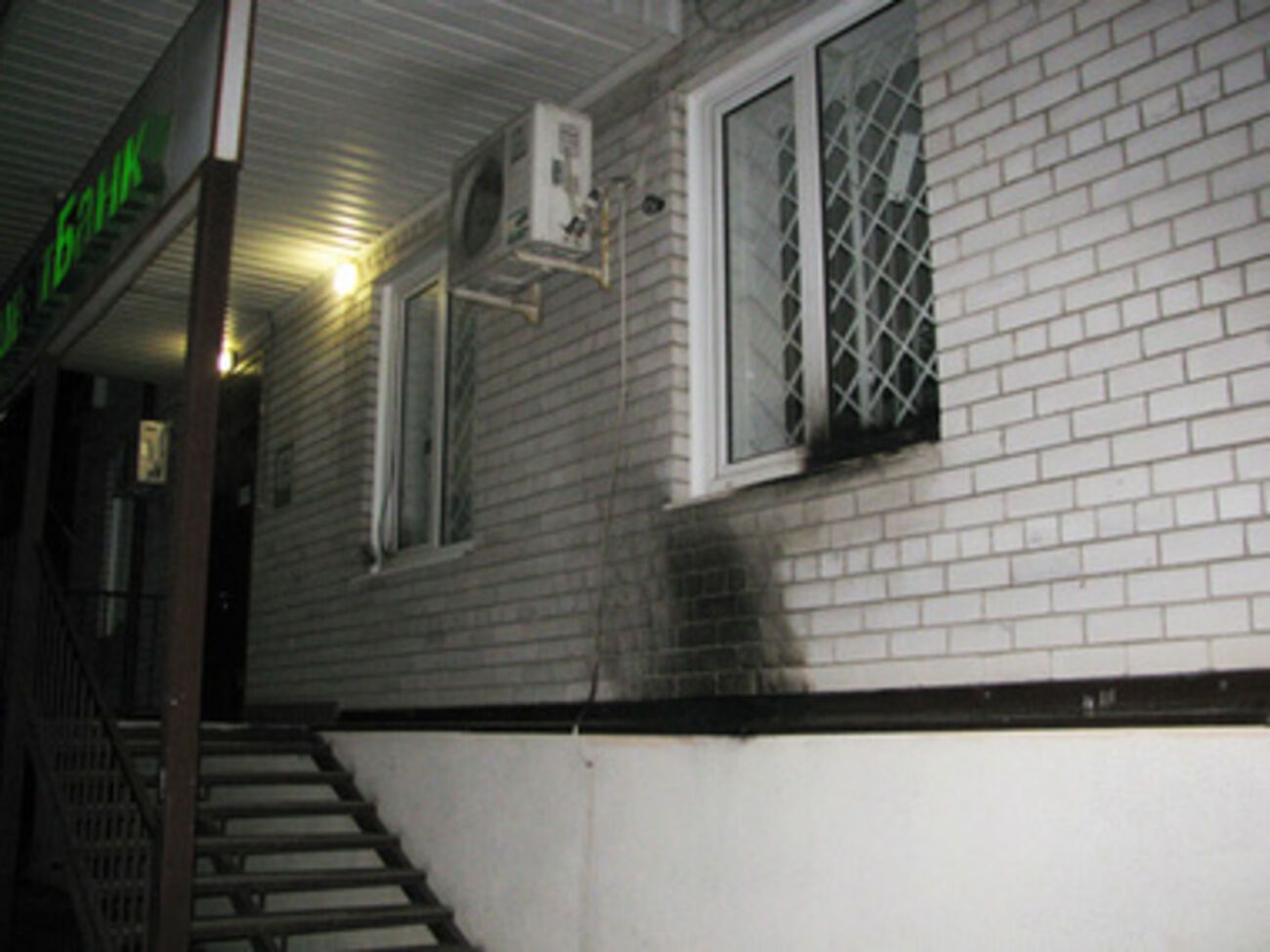 Судя по фотографиям МВД, нападению подверглось отделение "ПриватБанка"