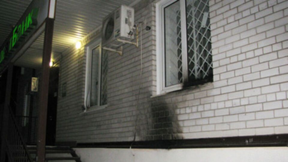 Судя по фотографиям МВД, нападению подверглось отделение "ПриватБанка"