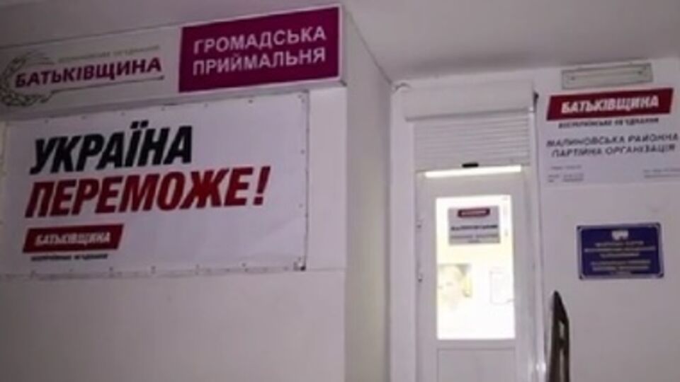 Повреждены припаркованные рядом с офисом автомобили