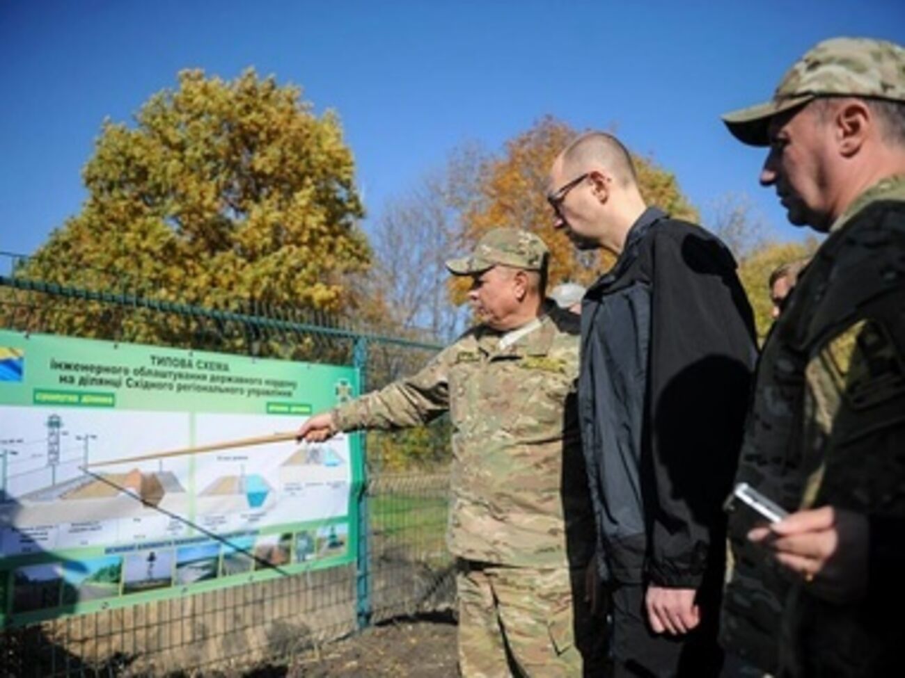 Яценюк осмотрел "Стену" на Харьковщине