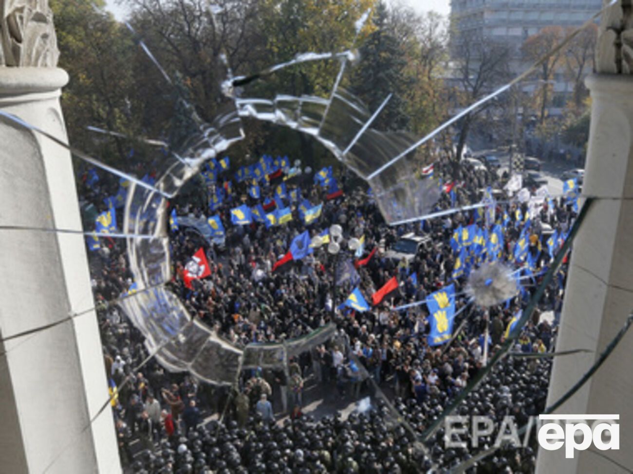 Разбитое во время столкновений окно Верховной Рады