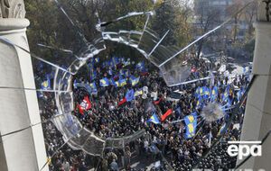 Разбитое во время столкновений окно Верховной Рады