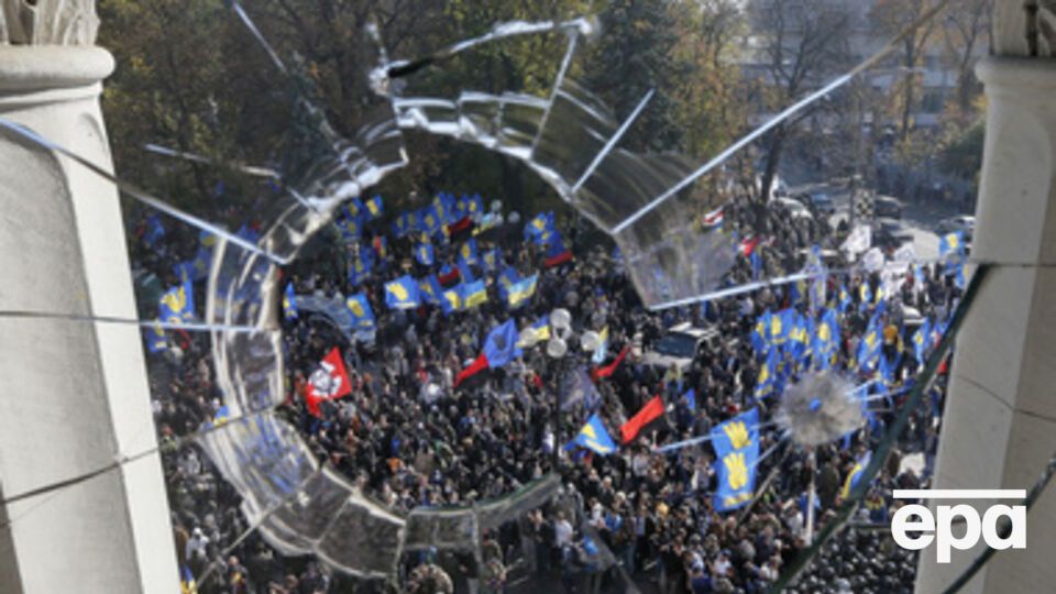 Разбитое во время столкновений окно Верховной Рады