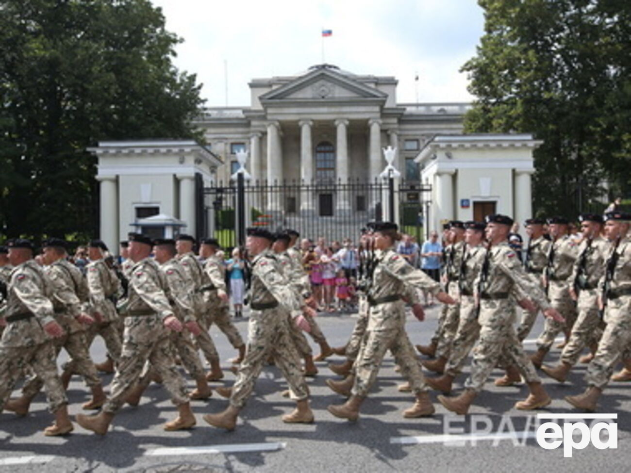 Польская армия марширует мимо российского посольства в Варшаве во время парада вооруженных сил