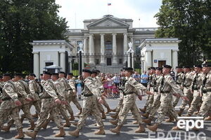 Польская армия марширует мимо российского посольства в Варшаве во время парада вооруженных сил