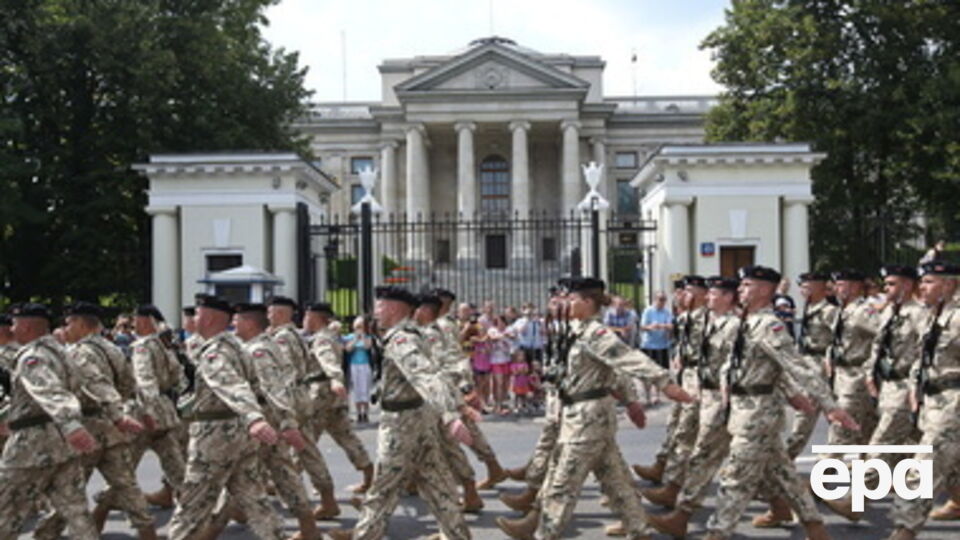 Польская армия марширует мимо российского посольства в Варшаве во время парада вооруженных сил