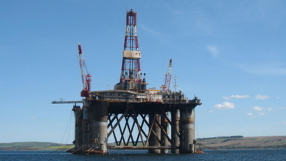 Цена на нефть Brent упала ниже $83 за баррель