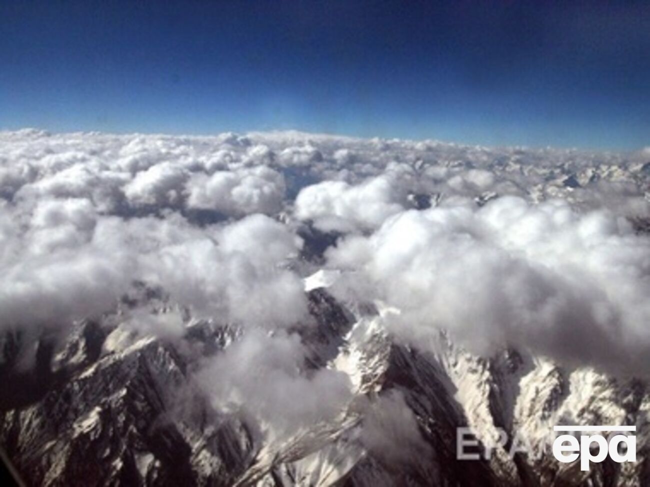 Связь с альпинистами восстановить не удается