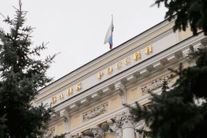 Следующий год Центробанк еще сможет удерживать рубль на плаву, считают международные эксперты
