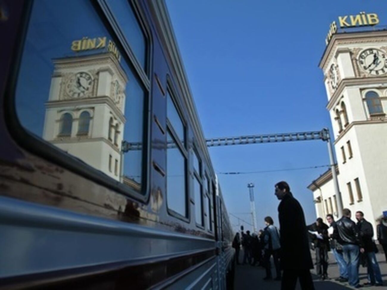 По данным СМИ, во время проверки "Укрзалізниці" сотрудники СБУ изымают некоторые документы