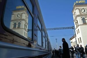 По данным СМИ, во время проверки "Укрзалізниці" сотрудники СБУ изымают некоторые документы