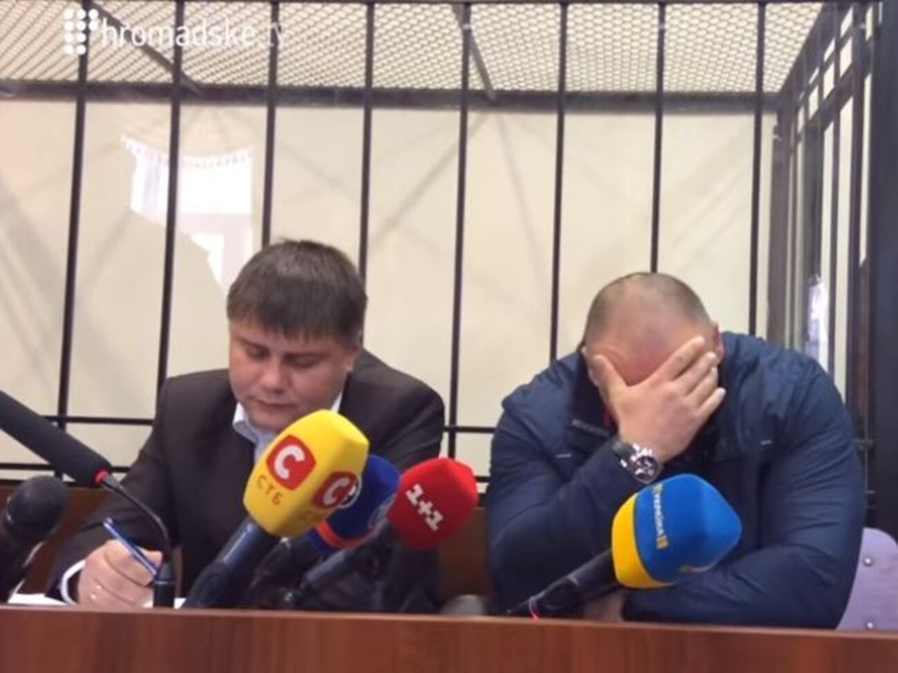 Крысин на заседании прятал лицо