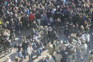 14 октября между активистами и милицией под парламентом произошли вооруженные столкновения