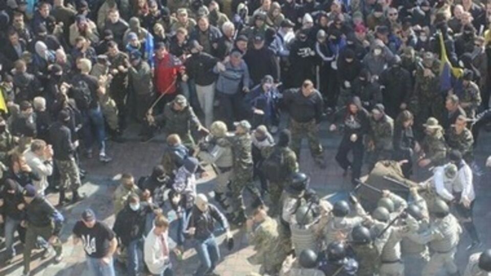 14 октября между активистами и милицией под парламентом произошли вооруженные столкновения