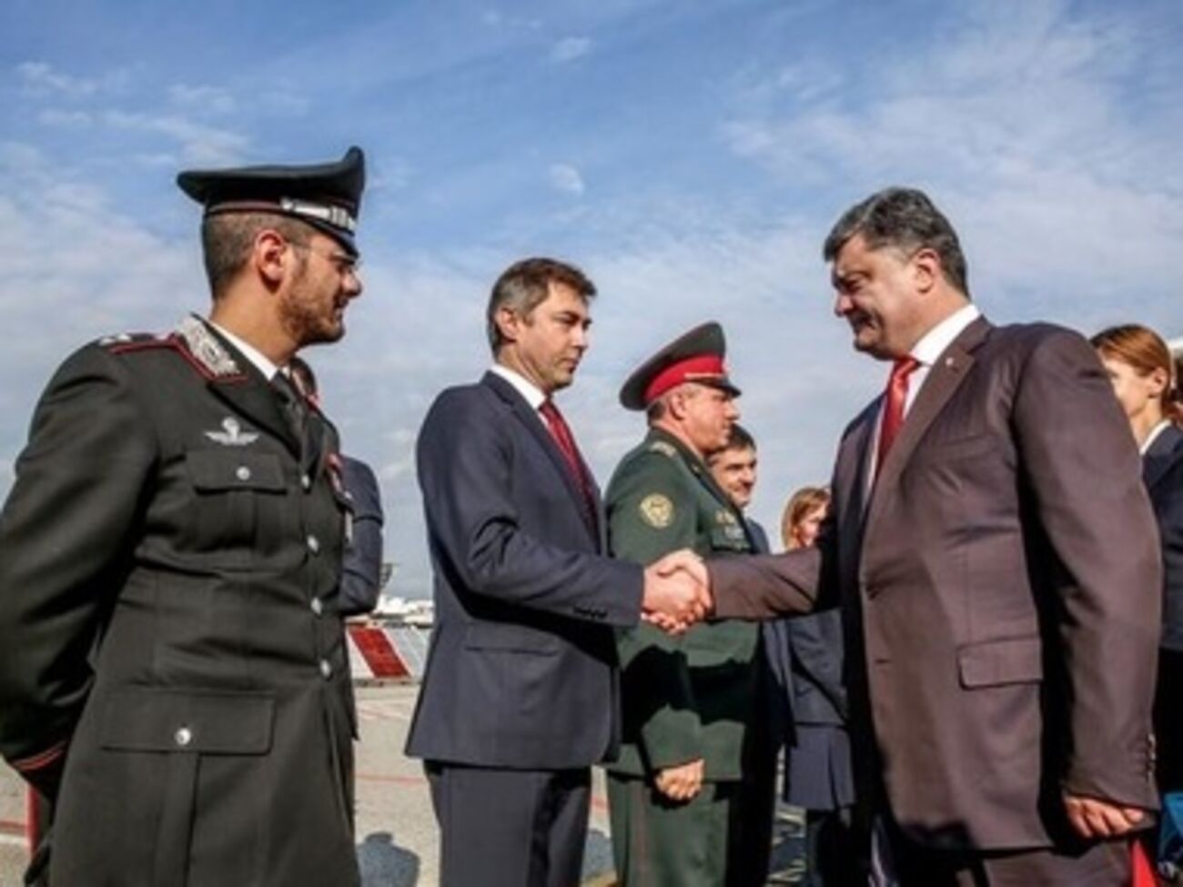 Петр Порошенко у трапа самолета, доставившего его в Милан