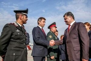 Петр Порошенко у трапа самолета, доставившего его в Милан