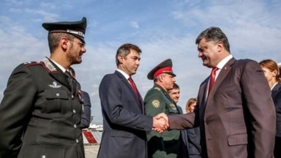 Петр Порошенко у трапа самолета, доставившего его в Милан