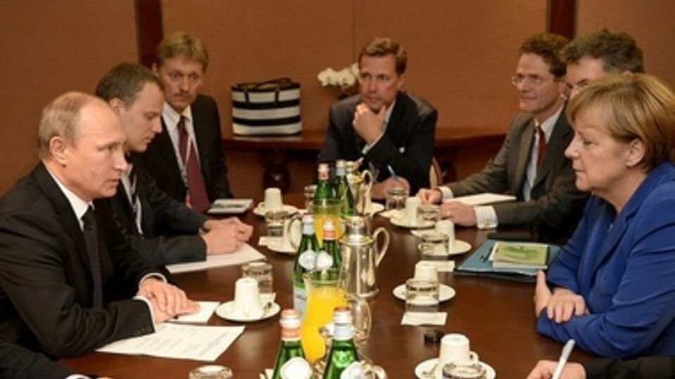 Путин и Меркель затронули тему мониторинга режима прекращения огня и в нюансах обсудили газовое досье