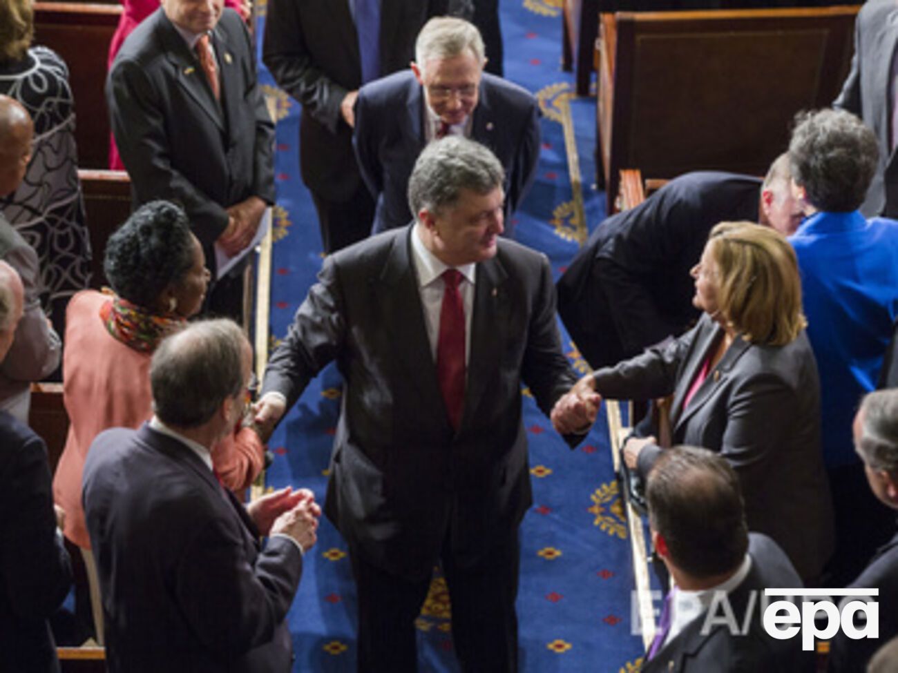 Президент Порошенко принимает поздравления от парламентариев после успешной речи в Конгрессе США 18 сентября