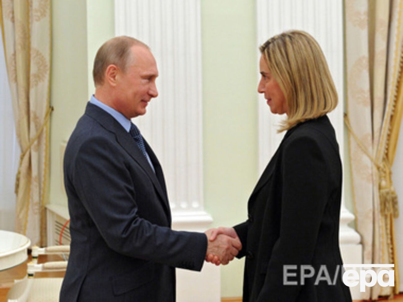 Президент РФ Владимир Путин и высокий представитель по вопросам расширения и политики безопасности ЕС Федерика Могерини