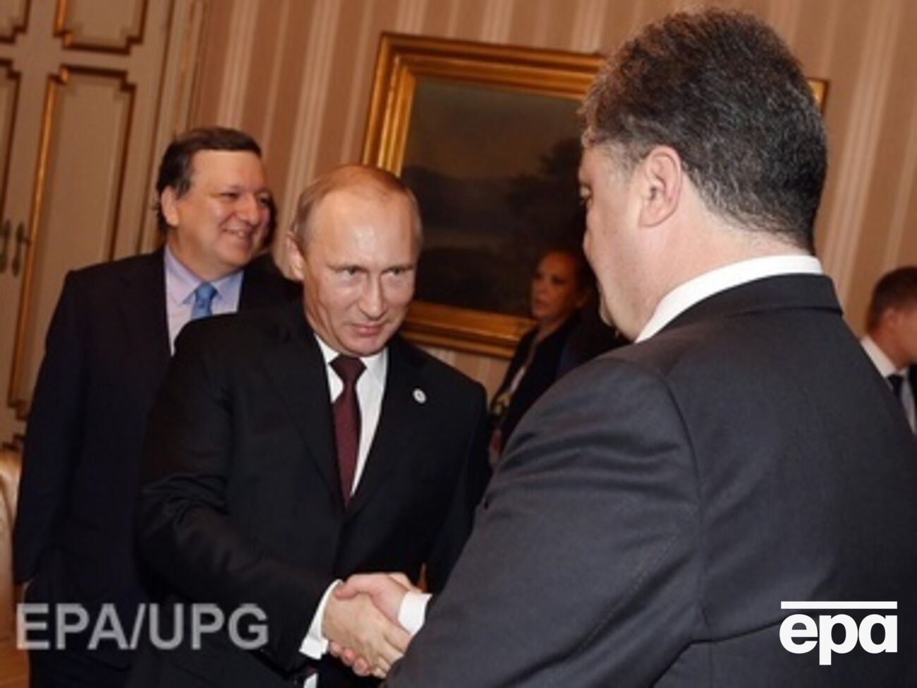 Главы Украины и России пожали друг другу руки при встрече