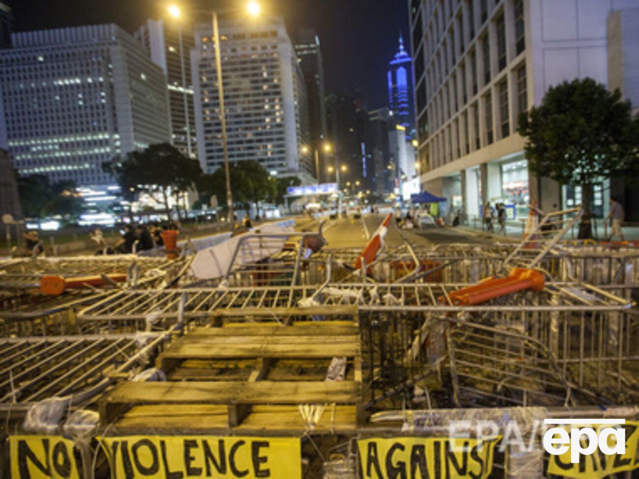 Демонстранты в течение почти трех недель протестуют под правительственными учреждениями Гонконга