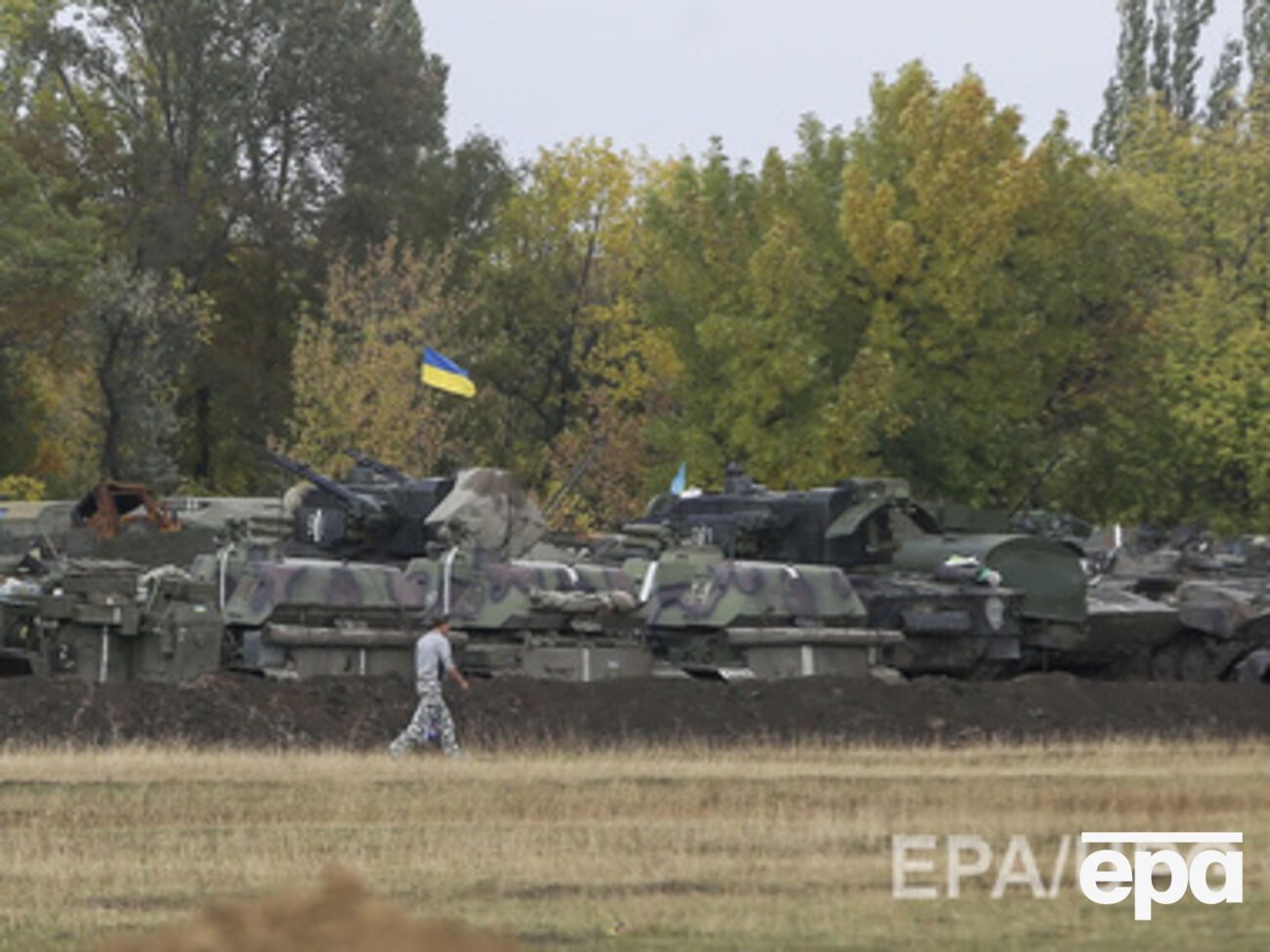 Наблюдение за вероятными направлениями открытия противником огня ведется круглосуточно