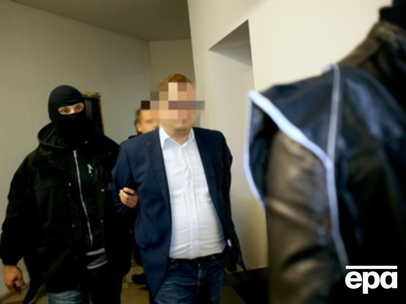 Офицеры Агентства внутренней безопасности Польши сопровождают Станислава С., подозреваемого в шпионаже