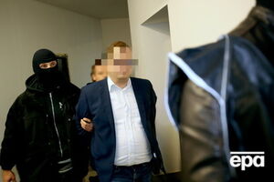 Офицеры Агентства внутренней безопасности Польши сопровождают Станислава С., подозреваемого в шпионаже