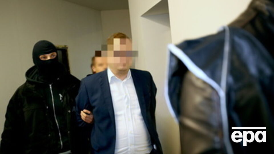 Офицеры Агентства внутренней безопасности Польши сопровождают Станислава С., подозреваемого в шпионаже