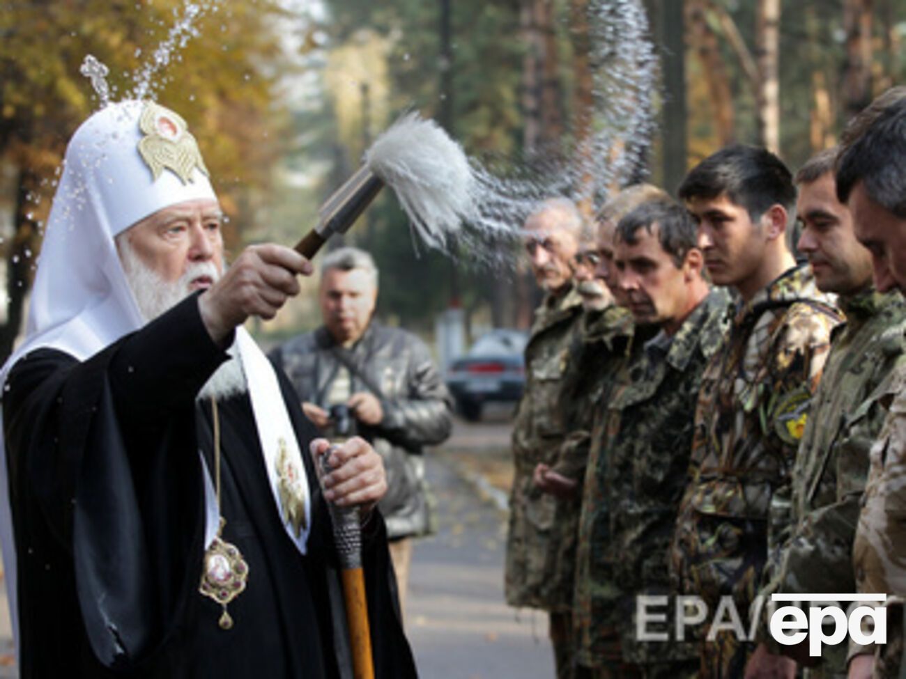 Больше всего люди доверяют украинской армии и Церкви