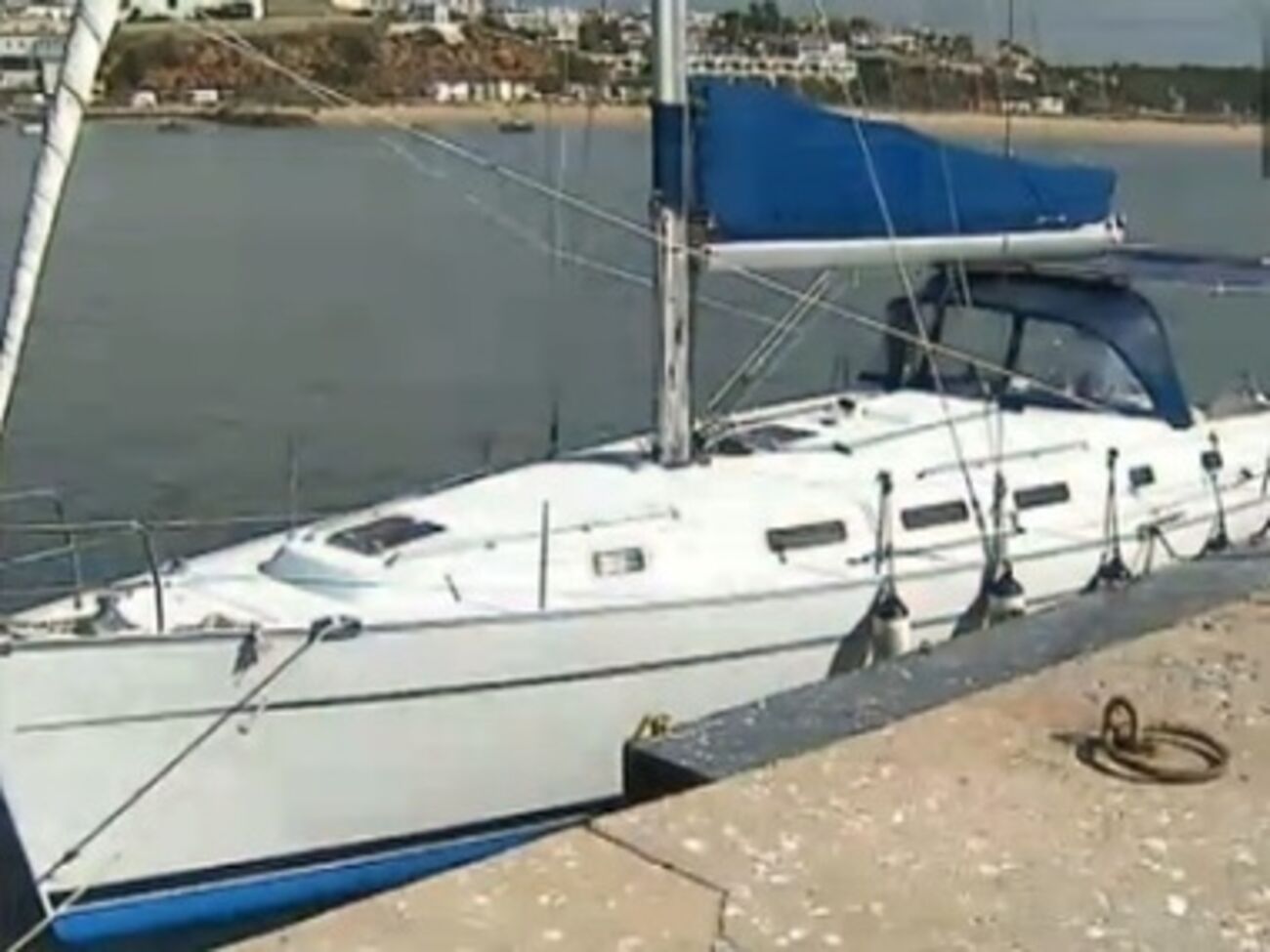 Правоохранители задержали двух человек на борту судна с кокаином