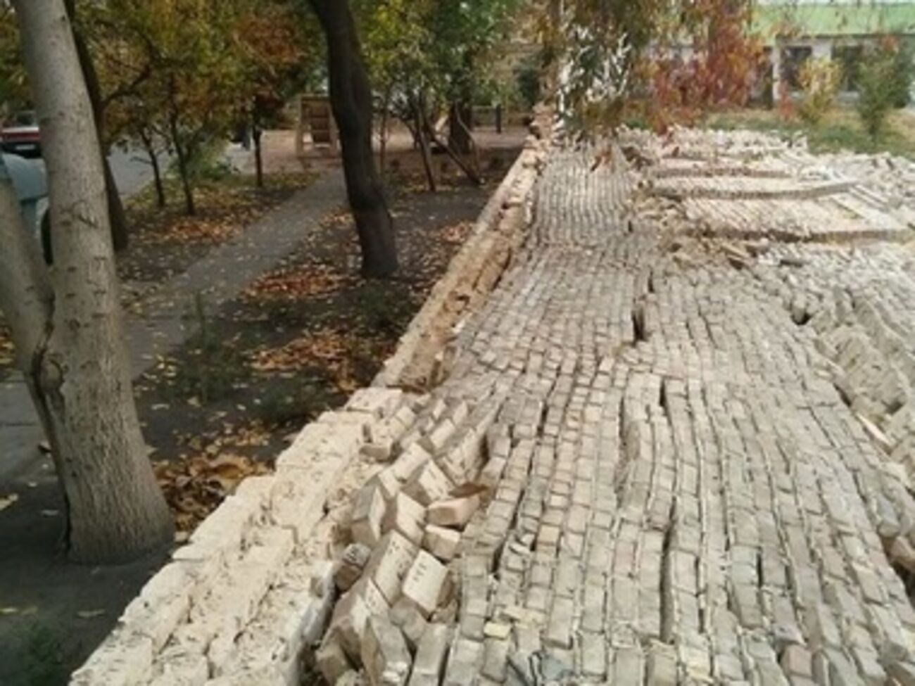 В заповеднике "София Киевская" обвалилась часть стены. Фоторепортаж