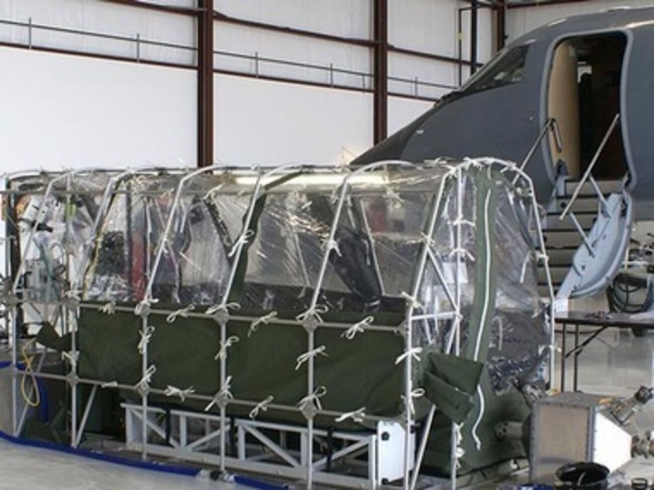 Самолет Gulfstream III с&nbsp;палаткой для транспортировки больных