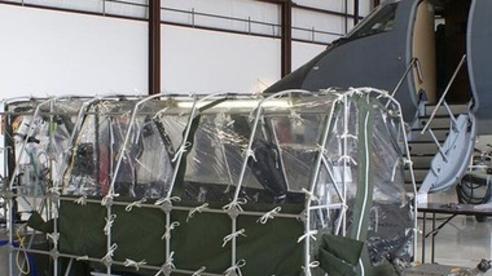 Самолет Gulfstream III с палаткой для транспортировки больных