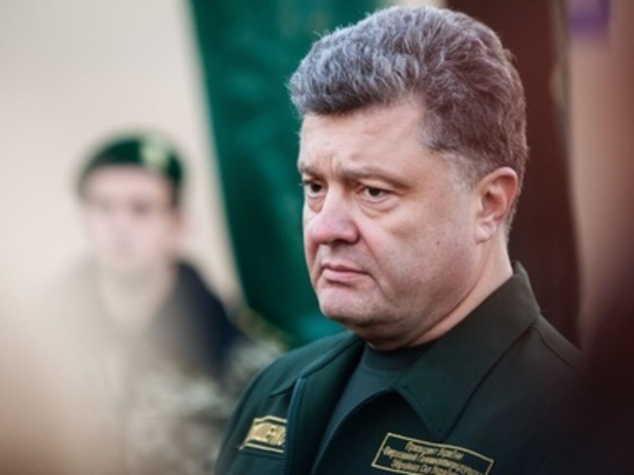 Порошенко заявил, что не собирается распускать армию