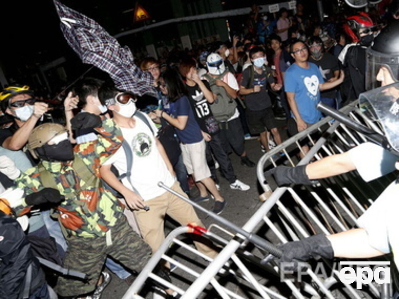 В Гонконге&nbsp;демонстранты попытались занять проезжую часть автодорог, но натолкнулись на сопротивление полиции