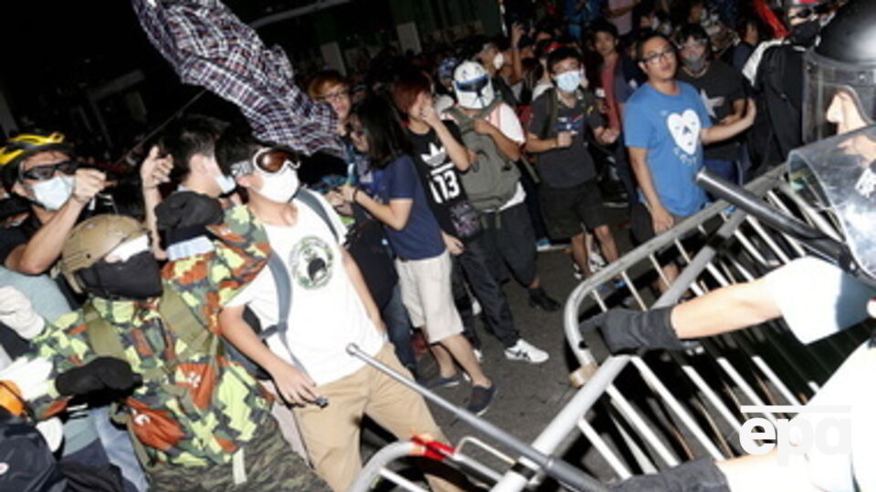 В Гонконге демонстранты попытались занять проезжую часть автодорог, но натолкнулись на сопротивление полиции