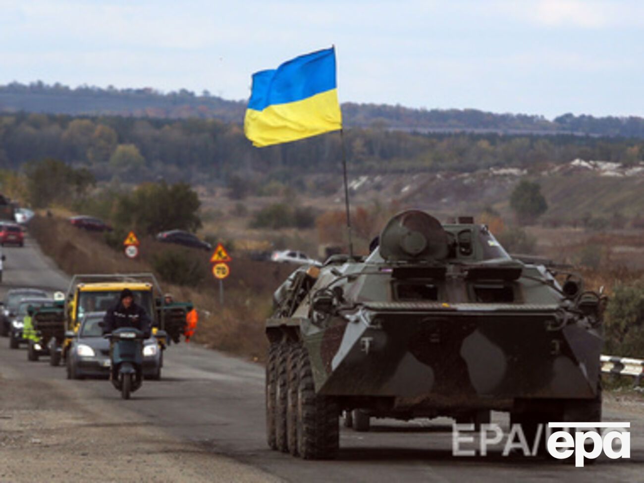 Пенсии в прифронтовые села возят в сопровождении БТР и автоматчиков