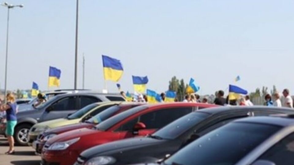 В автопробеге приняли участие несколько десятков машин