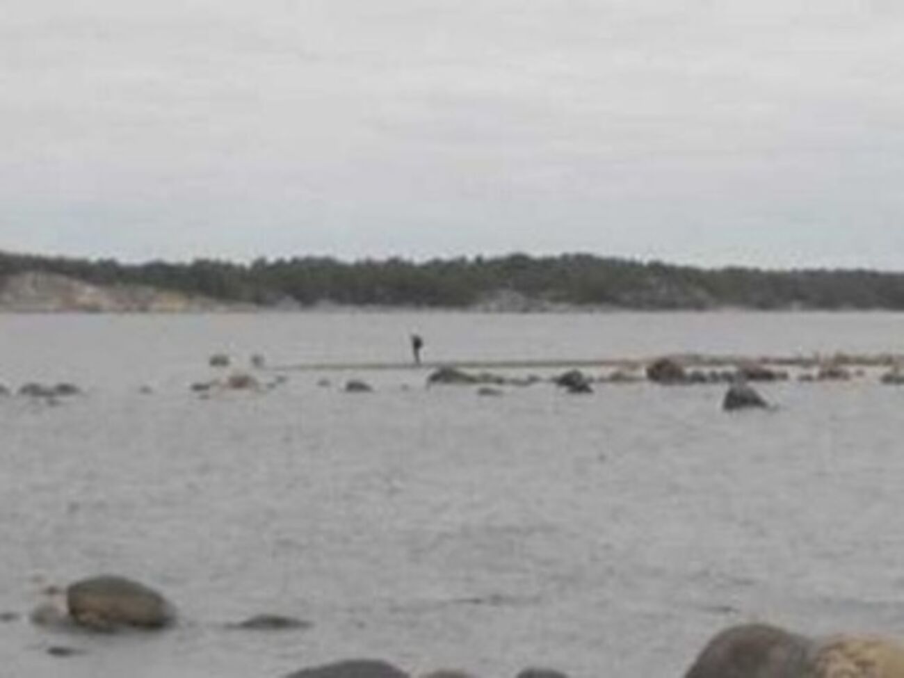 Шведы сфотографировали человека в черном с ранцем (или с баллонами) в районе Стокгольмского архипелага.