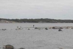 Шведы сфотографировали человека в черном с ранцем (или с баллонами) в районе Стокгольмского архипелага.