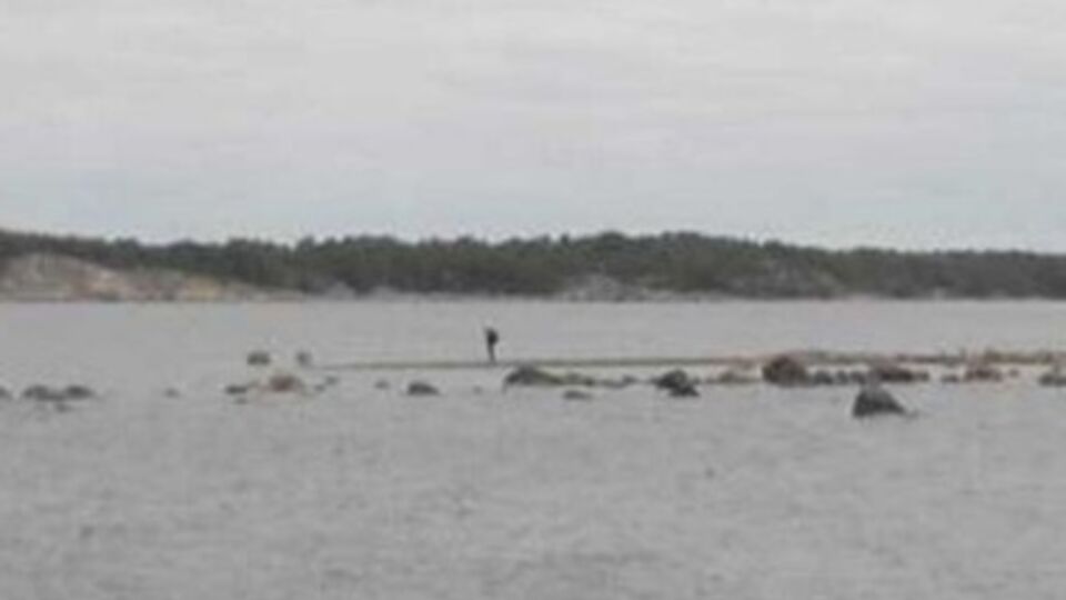 Шведы сфотографировали человека в черном с ранцем (или с баллонами) в районе Стокгольмского архипелага.