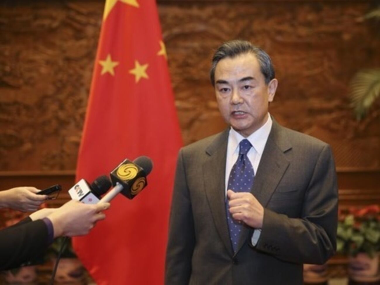 Правительство Гонконга справится с текущей ситуацией в стране, заявил китайский министр Ван И