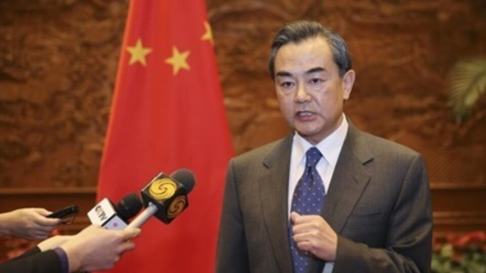 Правительство Гонконга справится с текущей ситуацией в стране, заявил китайский министр Ван И