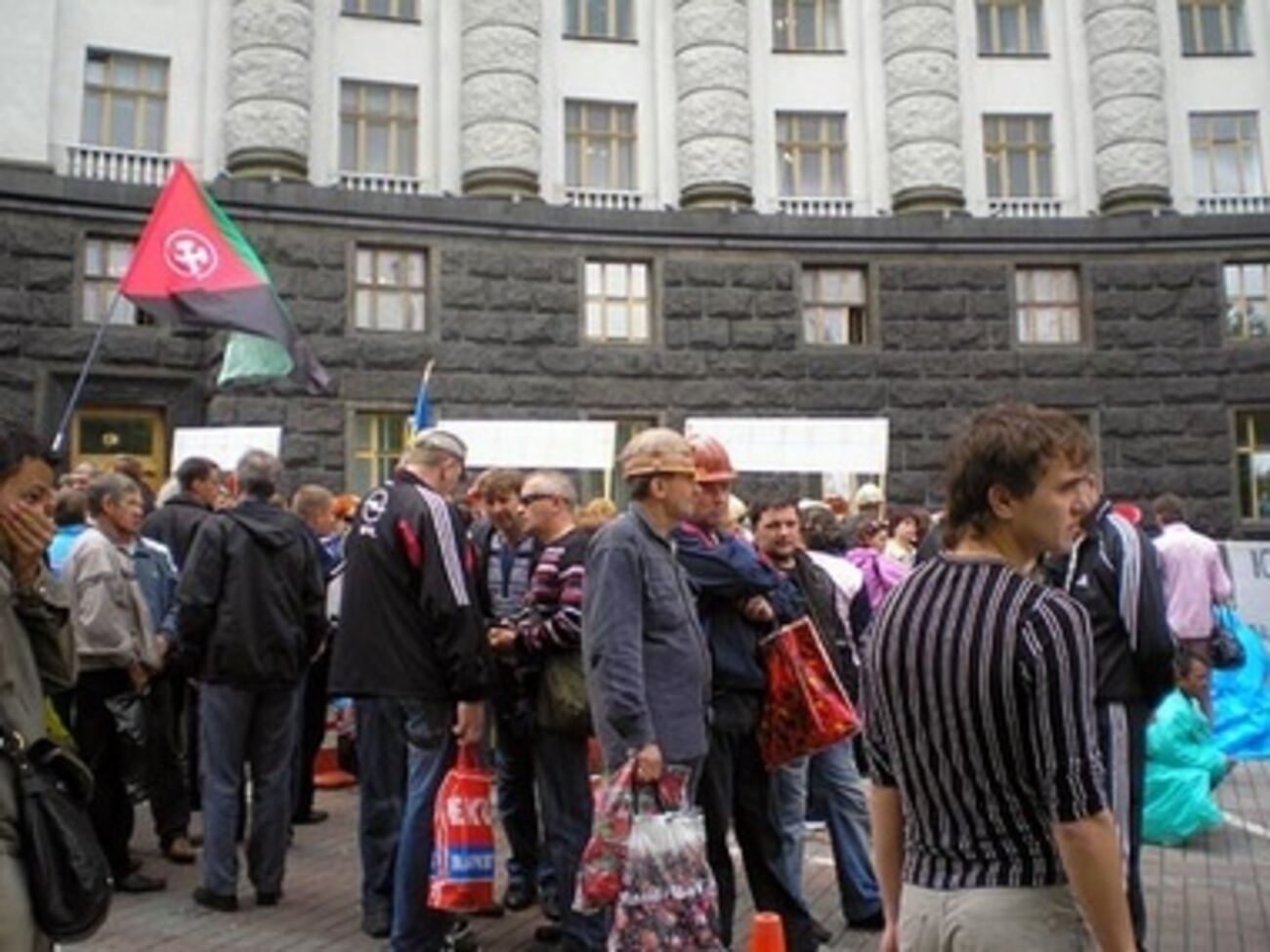 Пикет проходит под лозунгом "Люстрация по-шахтерски"