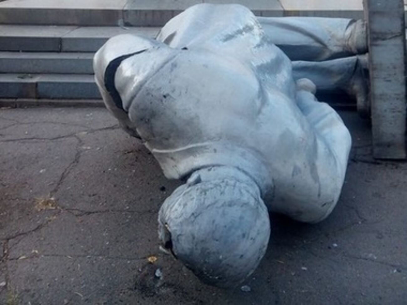 Памятник повалили ночью