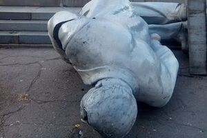 Памятник повалили ночью