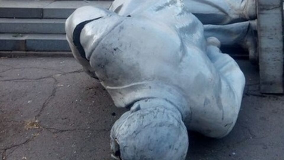 Памятник повалили ночью